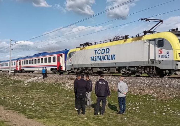 Kahramanmaraş'ta hemzemin geçitte trene çarpan kamyonetteki 2 kişi yaralandı