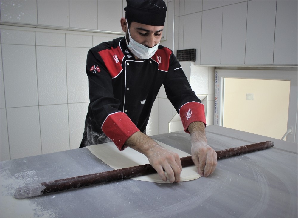 Kahveli baklava yaptı, siparişlere yetişemiyor
