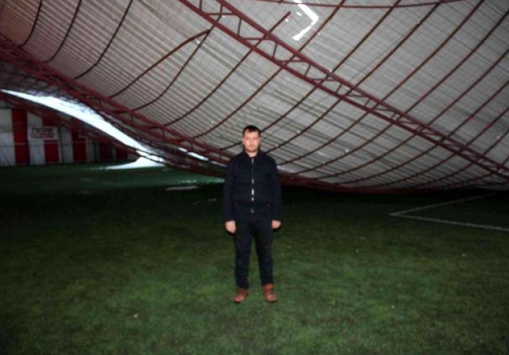 Kar nedeniyle halı sahanın çatısı çöktü