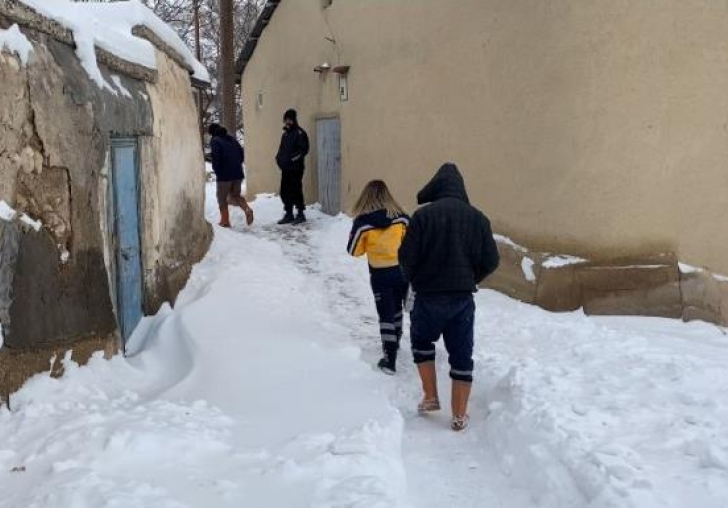 Kar nedeniyle mahsur kalan hastaya iş makinesiyle ulaşıldı