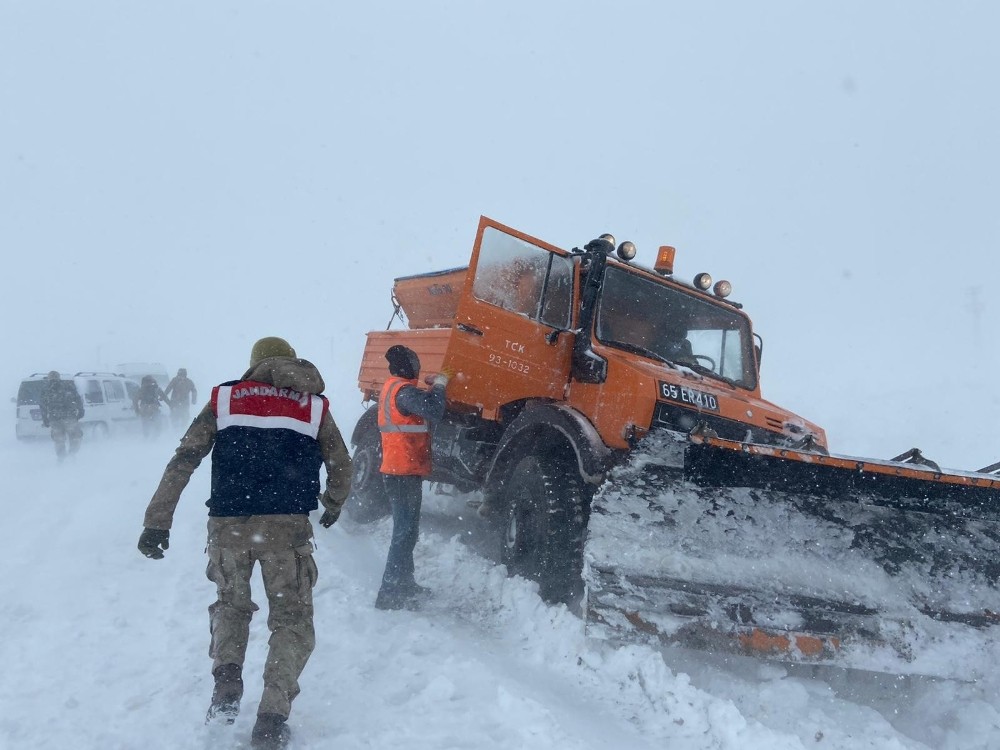 Kar ve tipide mahsur kalanlar kurtarıldı
