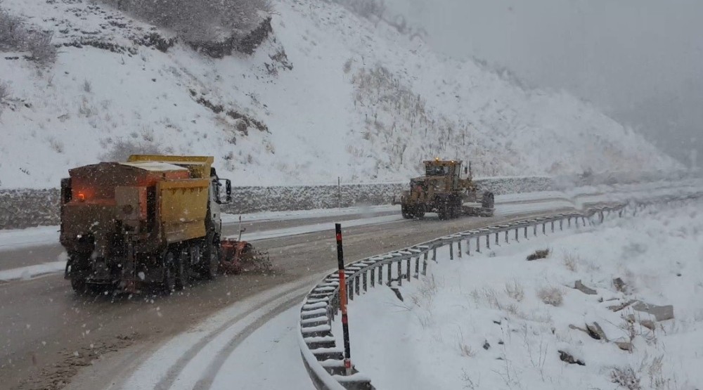 Kar ve tipiden kapanan Mercan- Çat yolu ulaşıma açıldı
