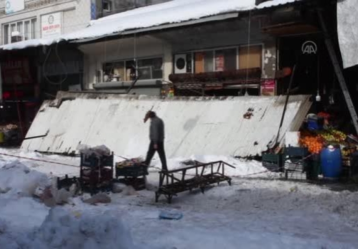 Kar yükünü kaldıramayan iki iş yerinin sundurması çöktü