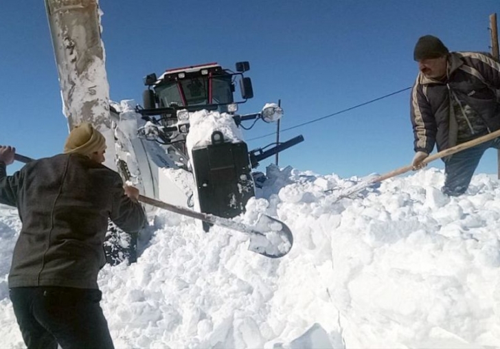 Kara Saplanan Grayderi Vatandaş Kurtardı