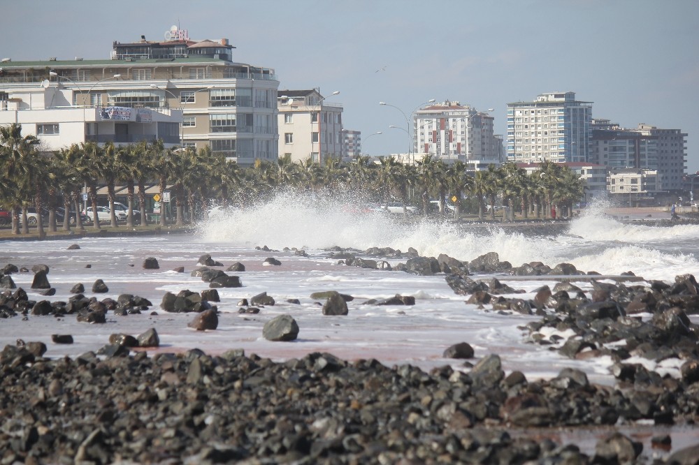 Karadeniz´de dev dalgalar oluştu, deniz yola taştı
