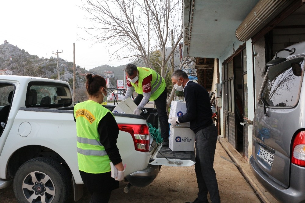 Karantinaya alınan mahalleye gıda yardımı
