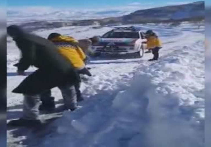 Karda mahsur kalan UMKE ekibi paletli ambulans ile kurtarıldı