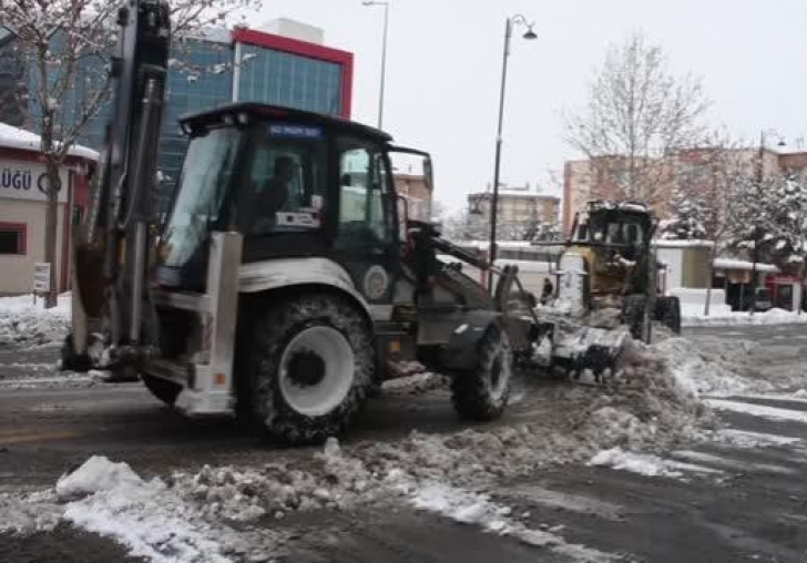 Karla mücadele çalışmaları aralıksız sürdürülüyor