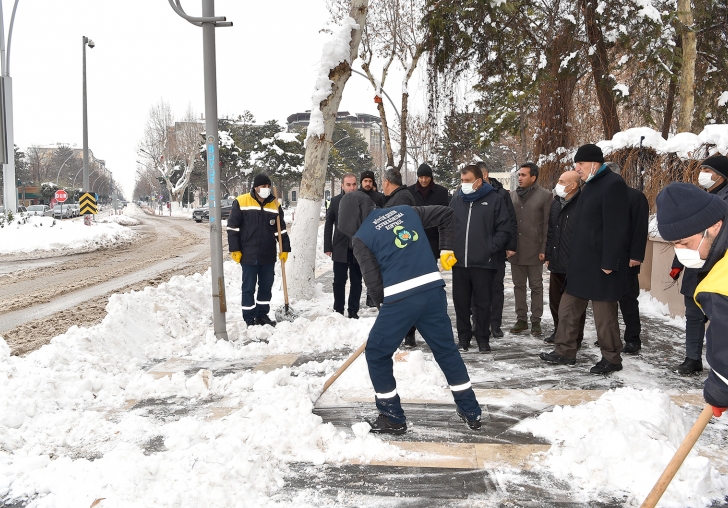 Karla Mücadele Çalışmalarını İnceleyen Başkan Gürkan, YOLLARIN VE ANA ARTERLERİN AÇILMASI, HASTALARIN İLGİLİ YERLERE ULAŞTIRILMASI NOKTASINDA HİÇBİR PROBLEMİMİZ YOK