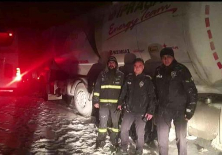 Karlı yolda kalanlara polis yakıt yetiştirdi