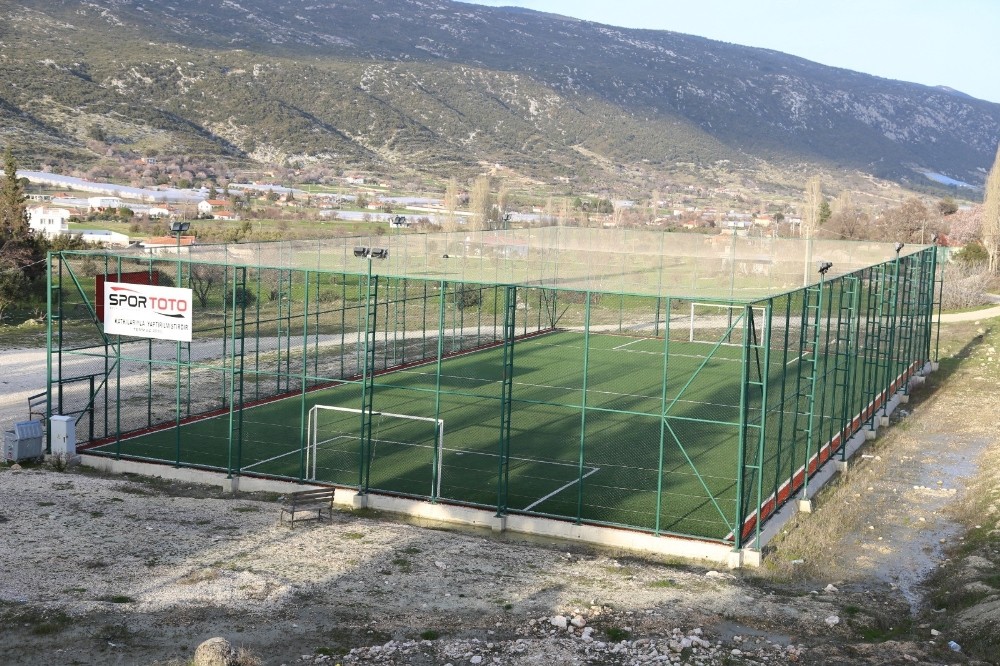 Kaş´ta 4 mahalleye halı saha
