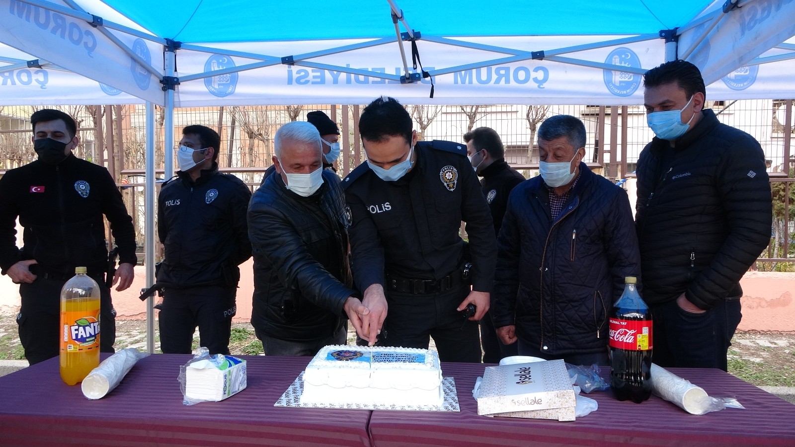 Kavga ihbarına gelen polise pasta sürprizi
