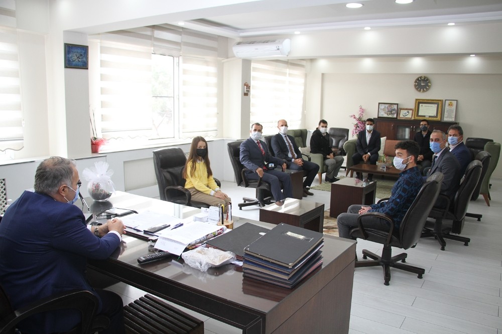 Kaymakam Duru, yarışmada dereceye giren öğrencileri çeyrek altınla ödüllendirdi
