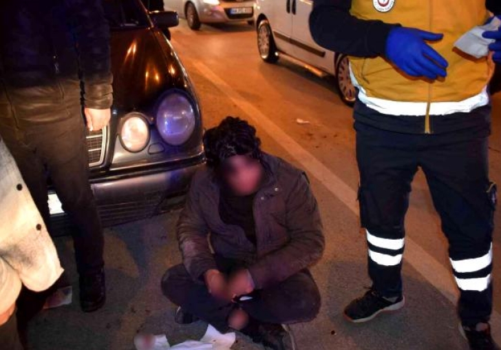 Kazada burnu kırılan motosikletli yolda bağdaş kurup ambulans bekledi