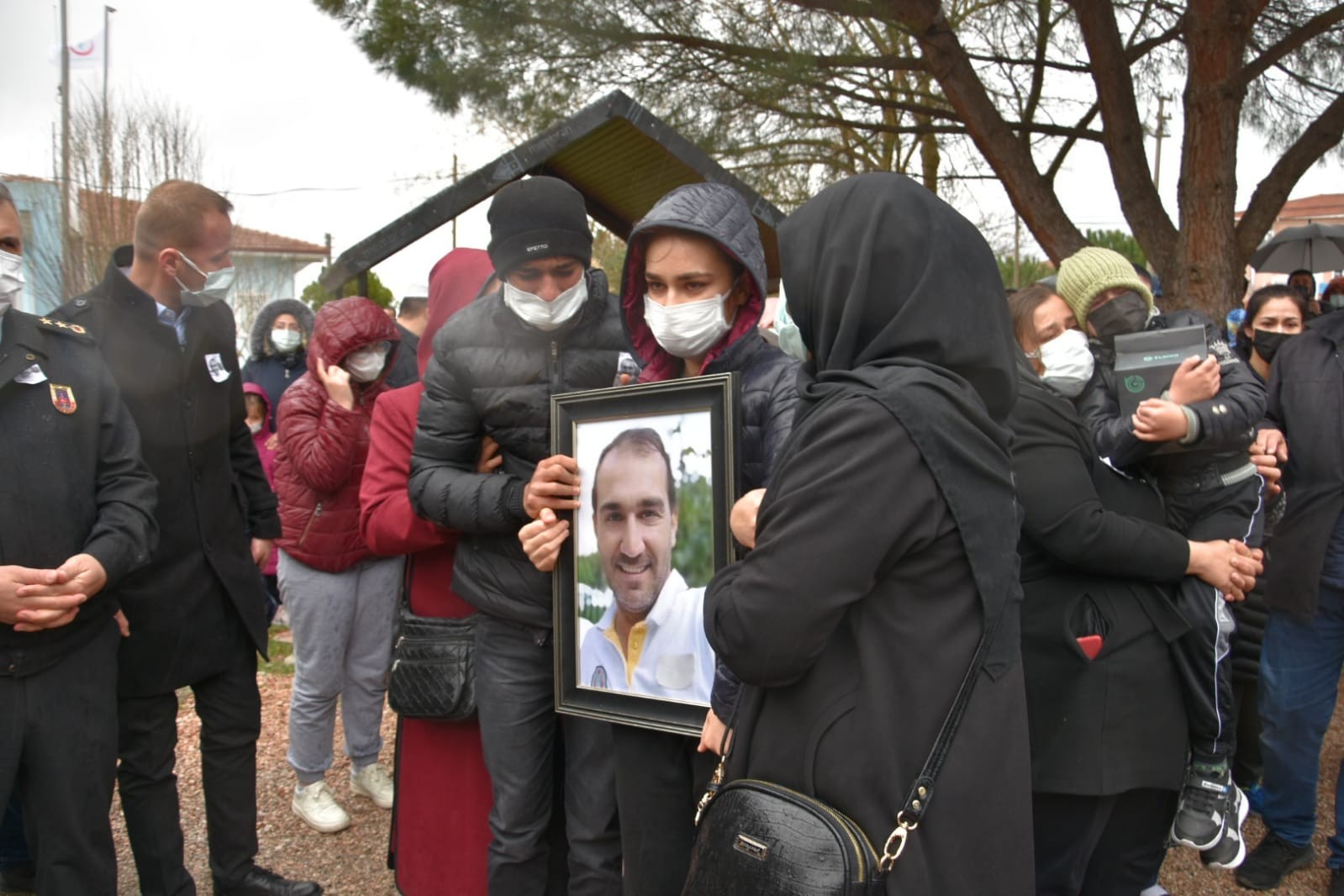 Kazada hayatını kaybeden ambulans sürücüsü Tezcan Tekin defnedildi
