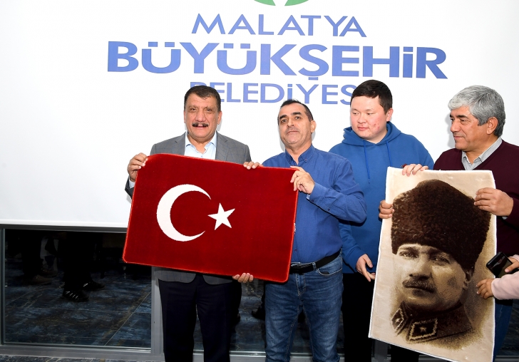 Kazakistandan gelen öğrenci ve akademisyenlerle görüşen Başkan Gürkan, TÜRKİ CUMHURİYETLER ARASINDA TESANÜT DUYGUSU OLMASI BİZLERİ GURURLANDIRIYOR