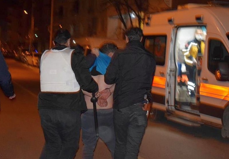 Kendini 'Yakacağım' Dediği Eve Kilitledi, Polis Operasyon Yaptı