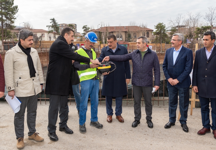 Kent Meydanındaki çalışmaları yerinde inceleyen Başkan Gürkan, MEYDANLAR HER KESİM VE KESİTTEN İNSANIN AYNI HAVAYI TENEFFÜS ETTİĞİ ALANLARDIR