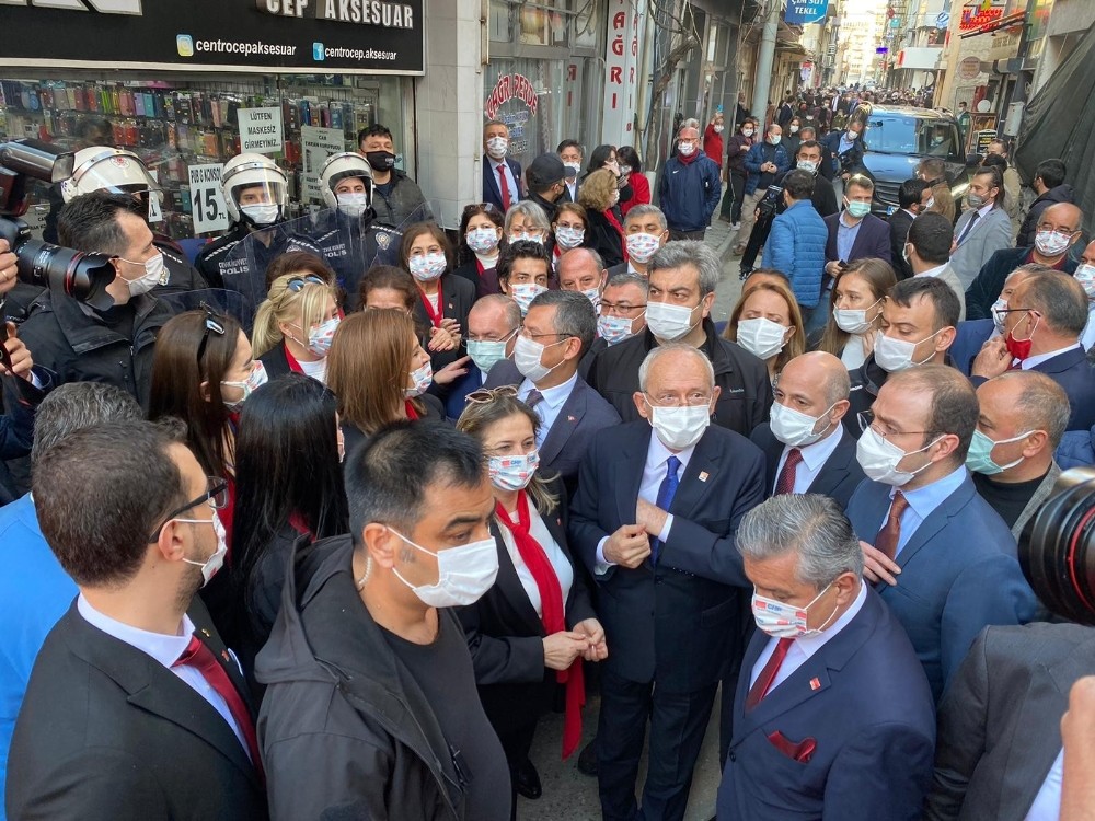 Kılıçdaroğlu, Salihli´de muhtarlar ve partililerle buluştu
