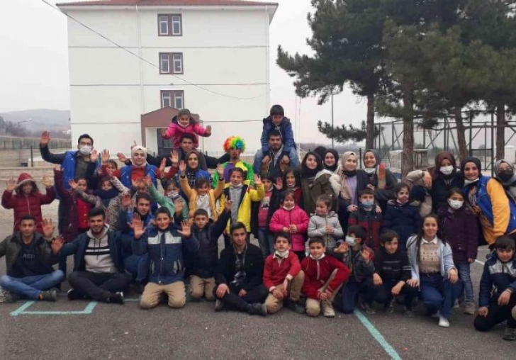 Kırsal mahalledeki öğrencilere sosyal etkinlik 