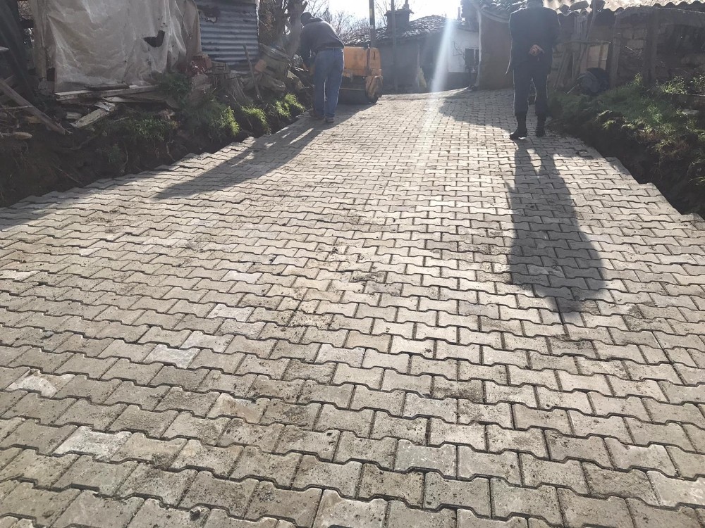 Kırsal mahallelerde yol çalışmaları hız kazandı
