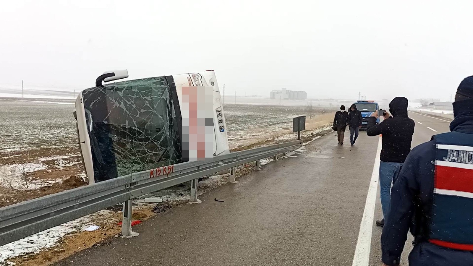 Kırşehir´de yolcu otobüsü devrildi: 14 yaralı
