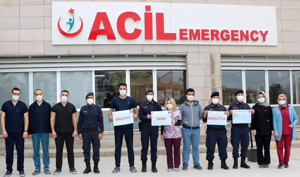 Kırşehir Jandarmadan sağlıkçılara çiçekli kutlama
