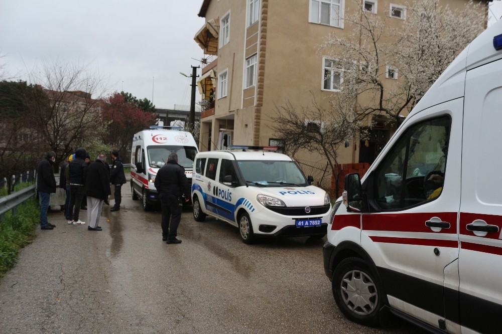 Kısıtlamada sokakta bıçaklı kavga: 3 yaralı
