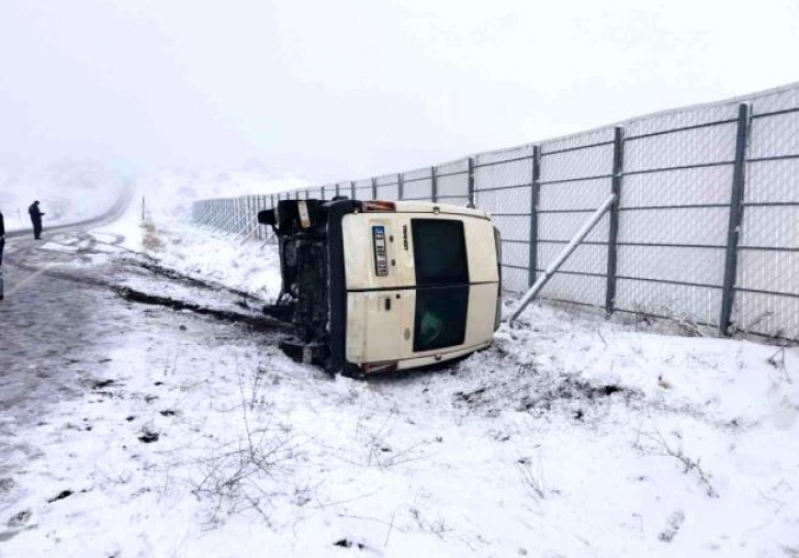 Kontrolden çıkan minibüs devrildi: 14 yaralı