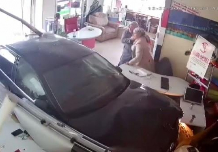 Kontrolden çıkan otomobil, iş yerine daldı! Facianın eşiğinden dönülen o anlar saniye saniye görüntülendi