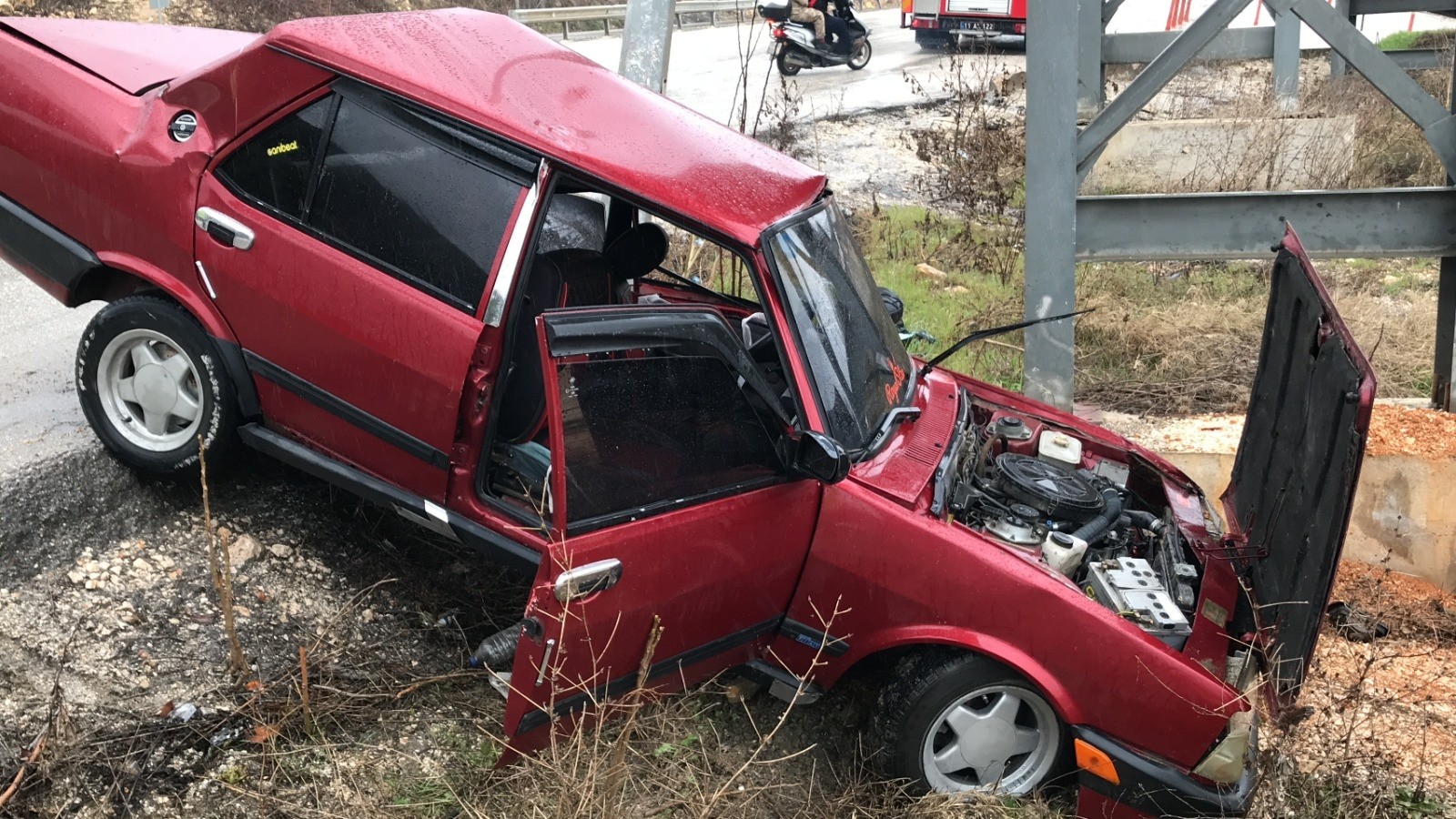 Kontrolden çıkan otomobil önce üst geçidin ayaklarına, ardından aydınlatma direğine çarptı
