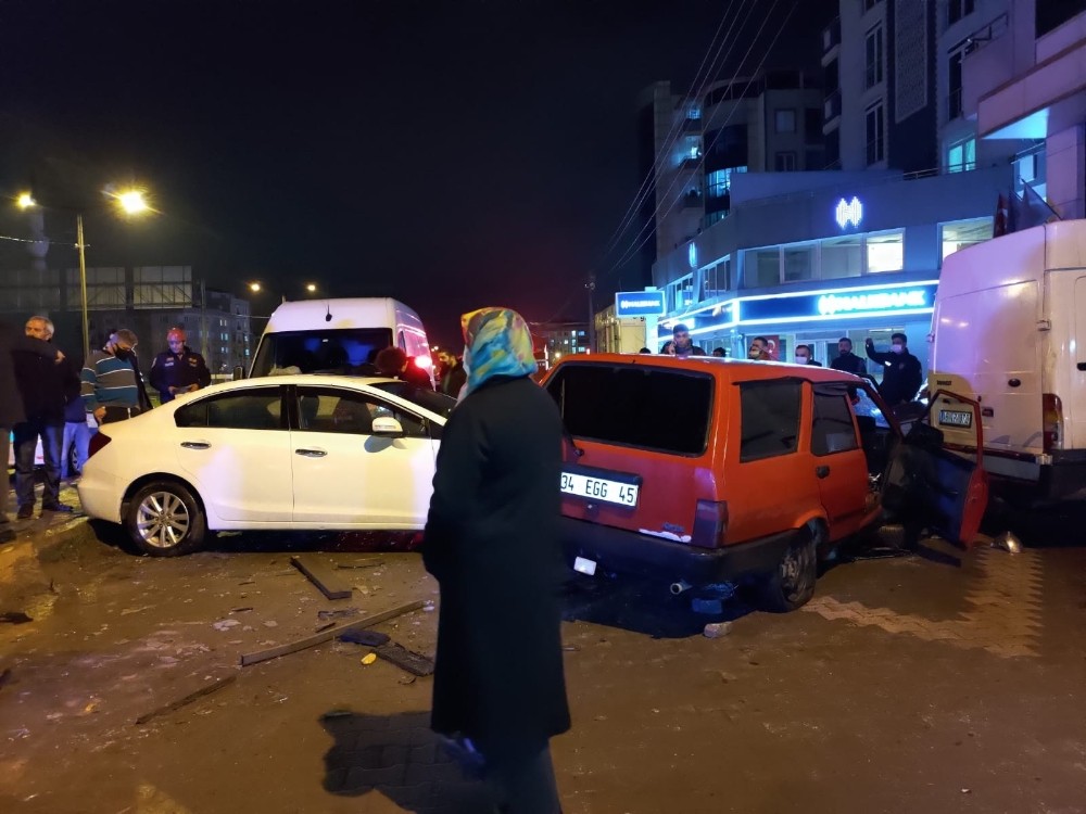 Kontrolden çıkan otomobil park halindeki araçlara çarptı
