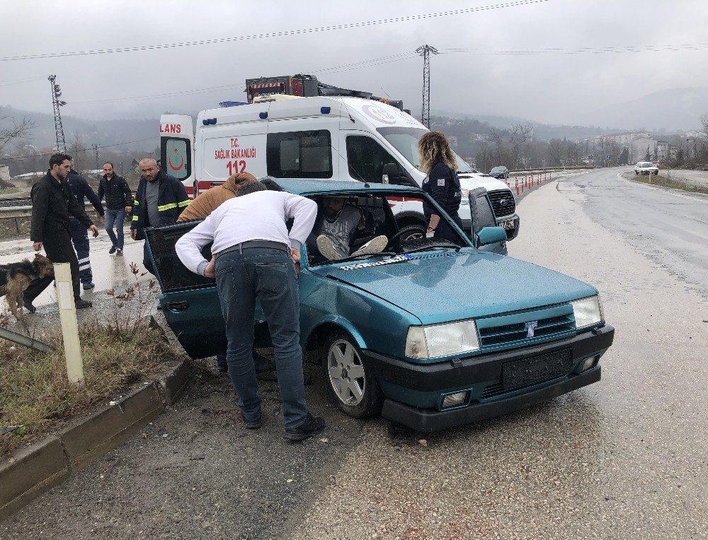 Kontrolden çıkan otomobil refüje çarptı: 2 yaralı
