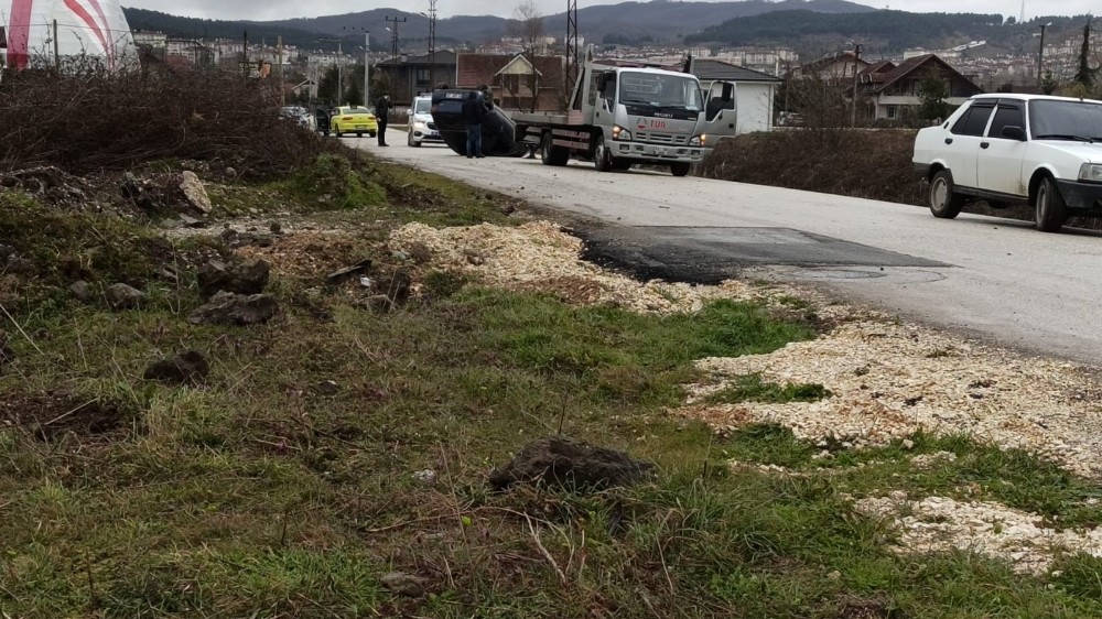 Köpeğe çarpan otomobil takla attı: 1 yaralı
