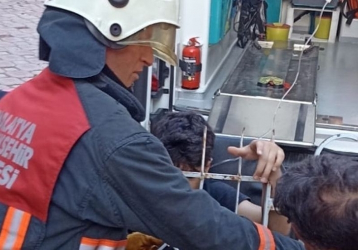 Korkuluk Demiri Eline Saplandı