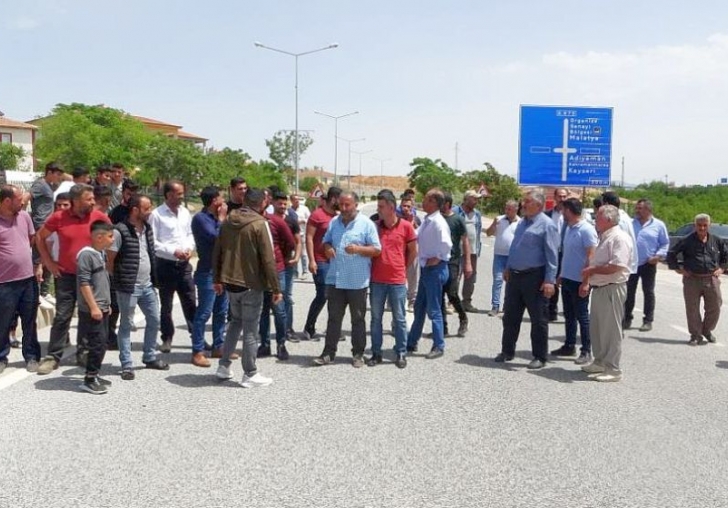 Köylüler Yolu Kapatıp, EDS İstediler