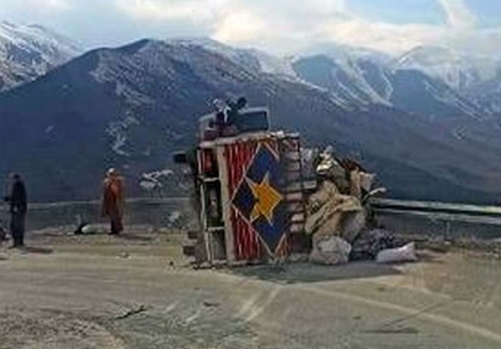 Kubbe Dağı'nda Kamyon Devrildi: 1 Yaralı