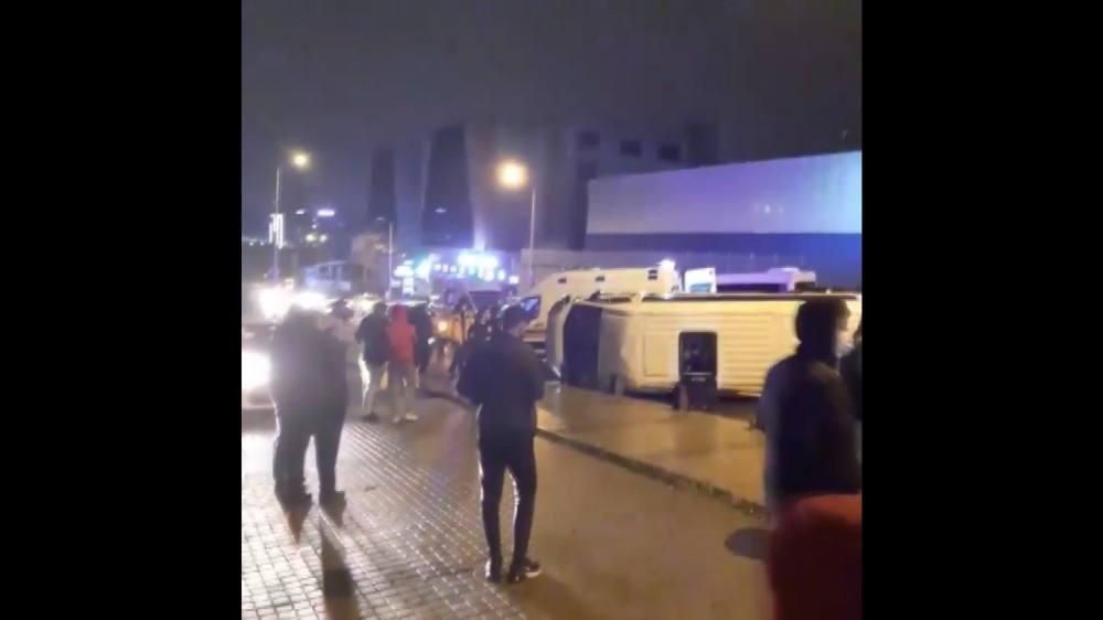 Küçükçekmece´de kaza yapan polis minibüsü yan yattı: 2 yaralı
