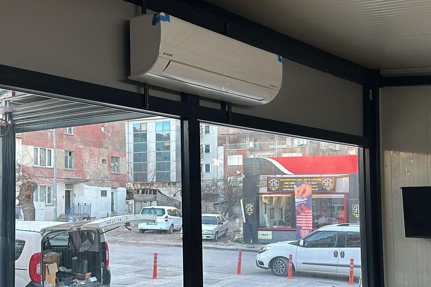 Kültür ve Turizm Bakanı Ersoy, kendi imkanları ile 150 depremzede esnafa klima gönderdi