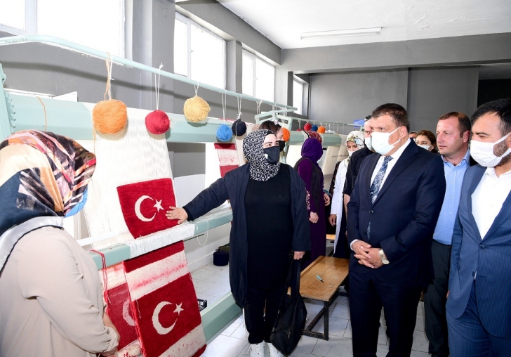 Kursiyerler Gürkan'a el Dokuması Türk Bayrağı Hediye Etti