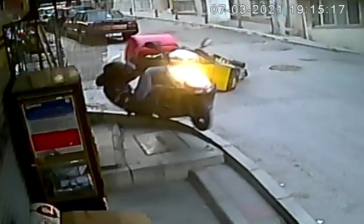Kuryelerin feci kazası kamerada: Kaskla hayatta kaldılar
