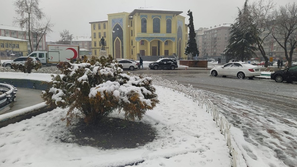 Kütahya´da aralıklarla yağan kar, il merkezini beyaza bürüdü
