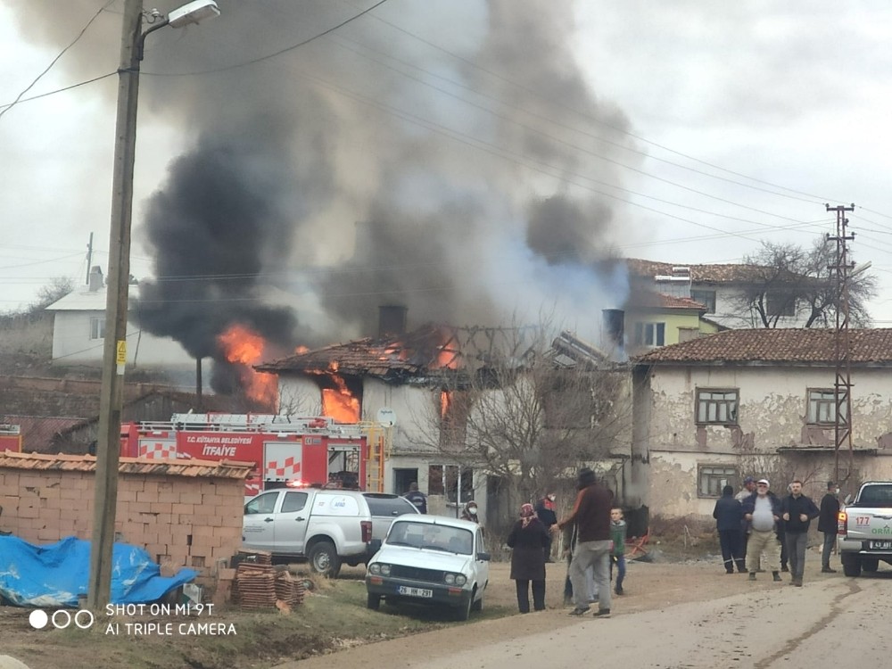 Kütahya´da ev, ahır ve samanlık alev alev yandı
