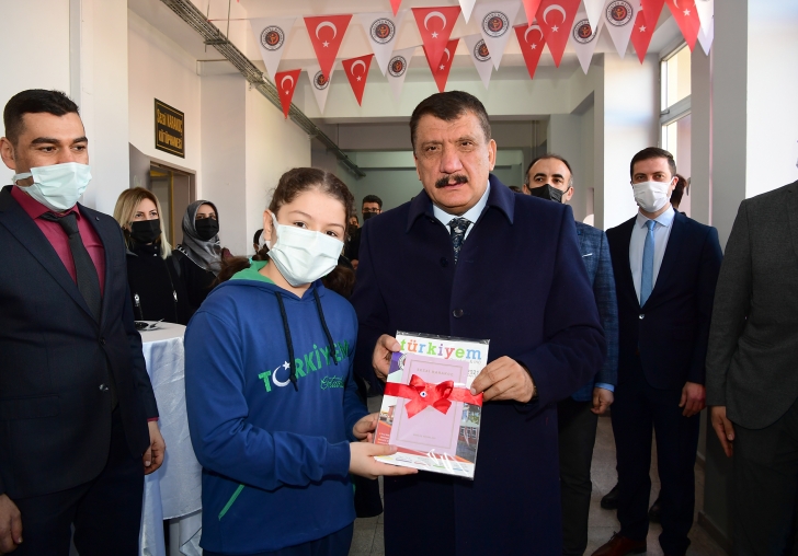 KÜTÜPHANESİZ OKUL KALMASIN KAMPANYASIYLA TÜRKİYEM  ORTAOKULUNDA KÜTÜPHANE AÇILDI