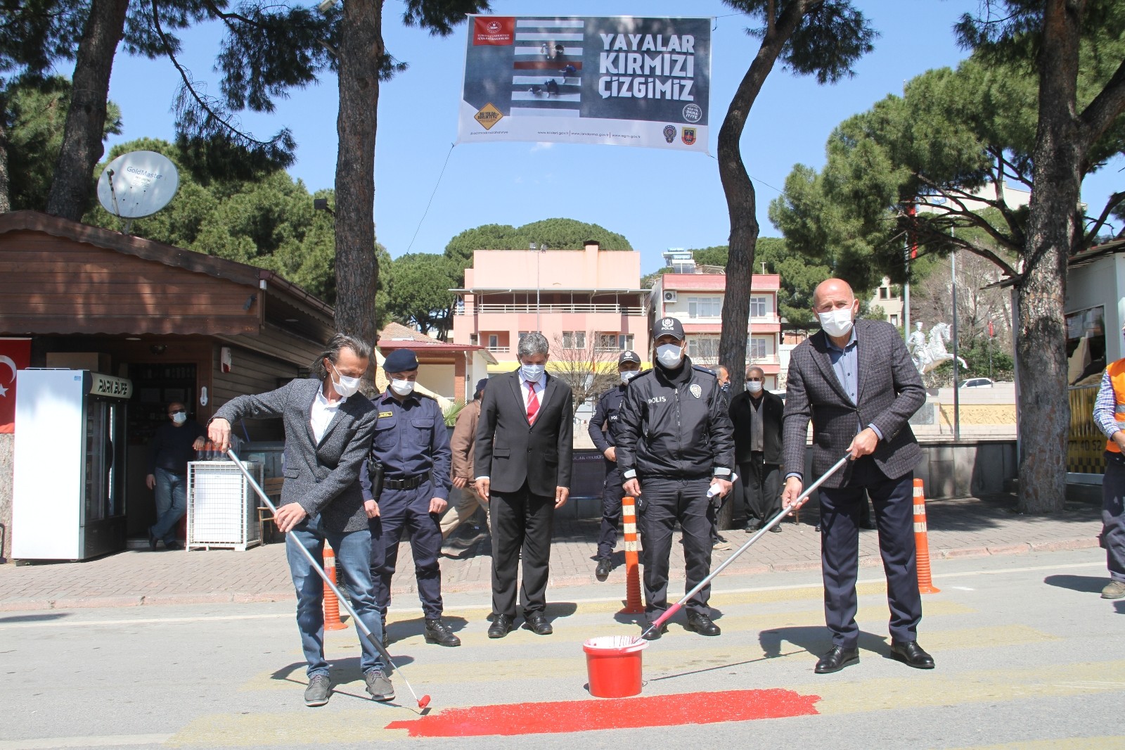 Kuyucak´ta yaya geçitlerine kırmızı çizgi çekildi
