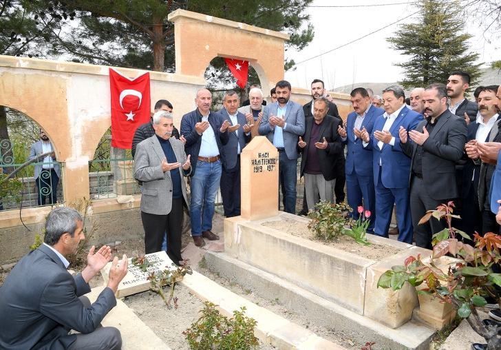 MALATYA BELEDİYESİ ESKİ BAŞKANLARINDAN HAMİT FENDOĞLU, MEZARI BAŞINDA DUALARLA ANILDI