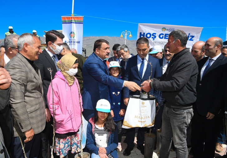 Malatya Büyükşehir Belediyesi Doğanyolda Fidan Dağıtımı Yaptı