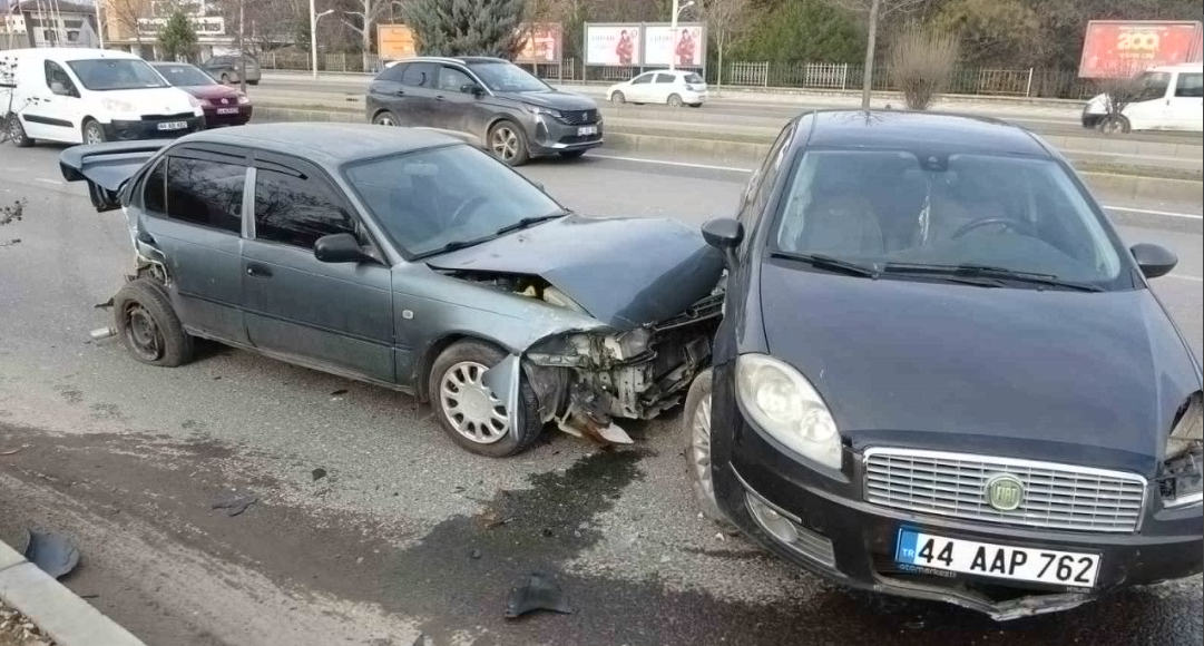 Malatya’da 6 Araç Birbirine Girdi... 2 Kişi Yaralandı