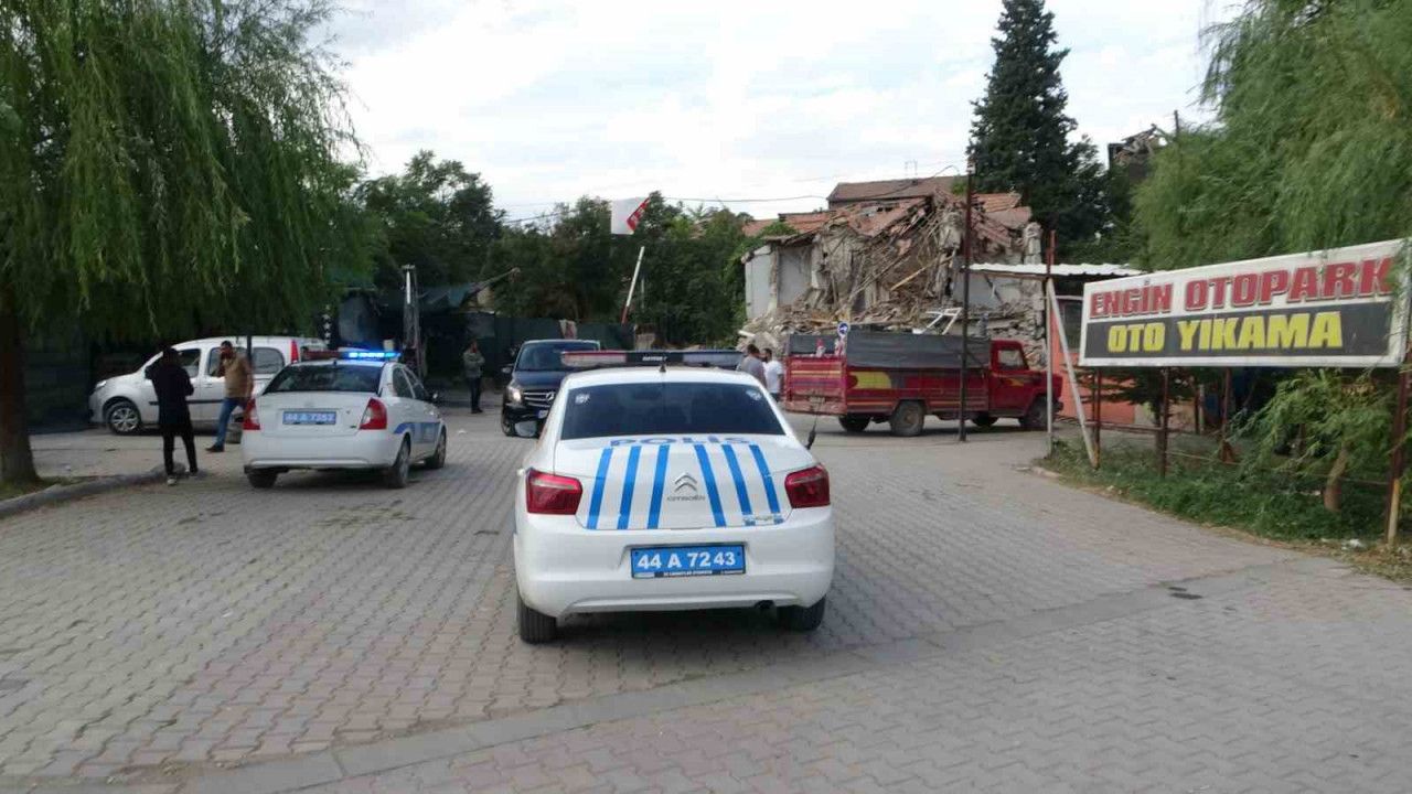 Malatya’da ağır hasarlı bina aniden yerle bir oldu