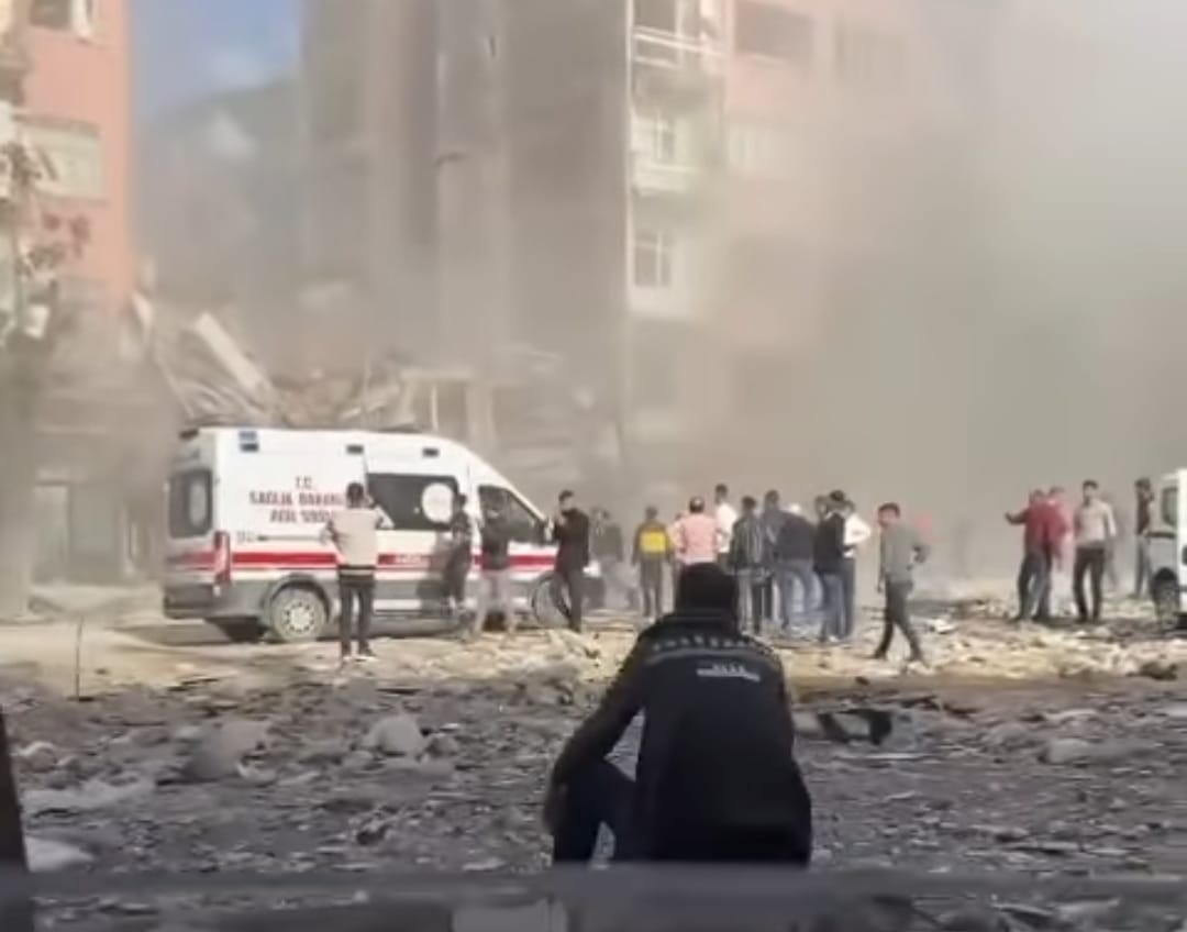 Malatya'da Ağır Hasarlı Bina Çöktü